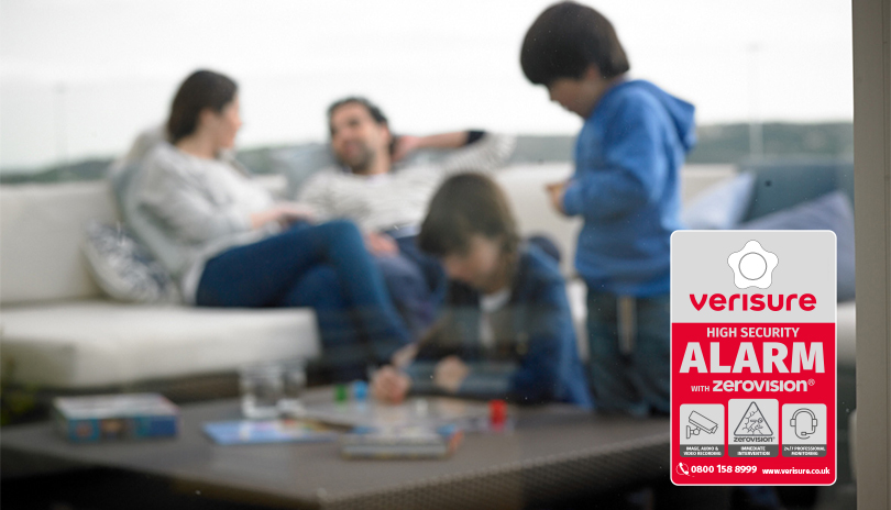 Verisure family with alarm sign